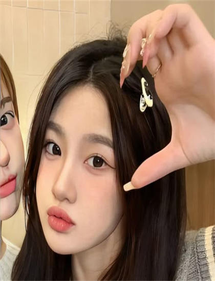 《恶趣味》不同导演版本比较：艺术风格差异分析